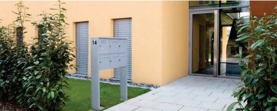 RENZ Tetro Briefkastenanlage im Eingangsbereich eines modernen Mehrfamilienhauses – Echtfoto