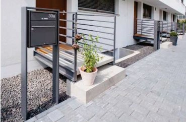 RENZ QUADRA Briefkastenanlage vor Reihenhaus-Eingang mit moderner Architektur