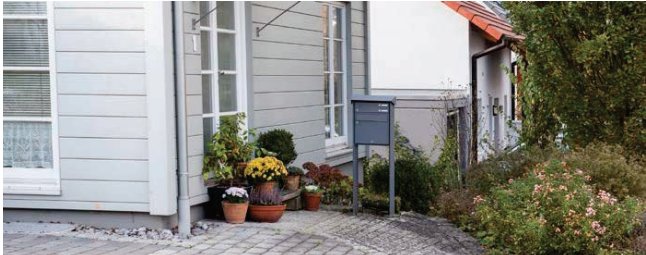 RENZ Prisma Briefkastenanlage im Vorgarten eines Einfamilienhauses – Echtfoto